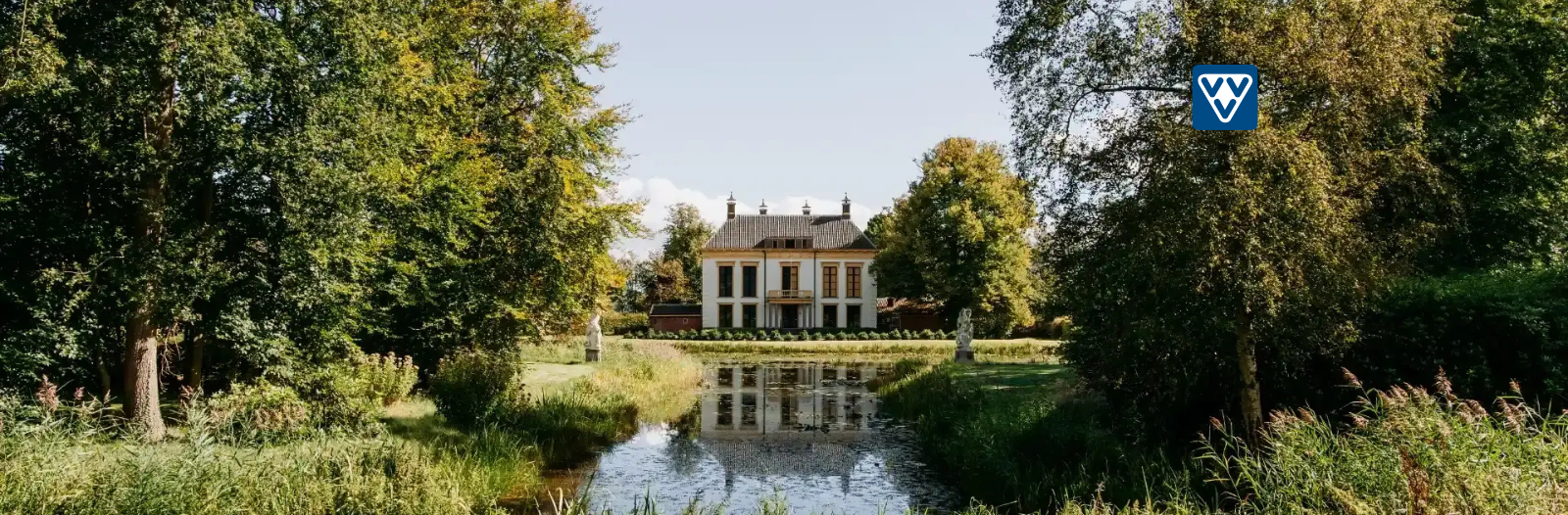 Vooraanzicht met tuin en meer van Landgoed Huize Glory
